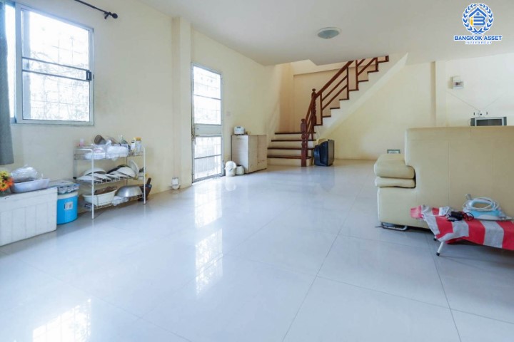 *****บ้านแฝดมือสองย่านนนทบุรี ม.สวัสดี ซอยสามัคคีร่วมใจ เนื้อที่กว้างขวางมากถึง 35 ตร.ว.  ฟังก์ชัน 3 ห้องนอน 2 ห้องน้ำ ที่จอดรถ 1 คัน บนทำเลแห่งการเดินทาง ใกล้รถไฟฟ้าสายสีม่วง "สถานีตลาดบางใหญ่" และทางด่วน "ศรีรัช"